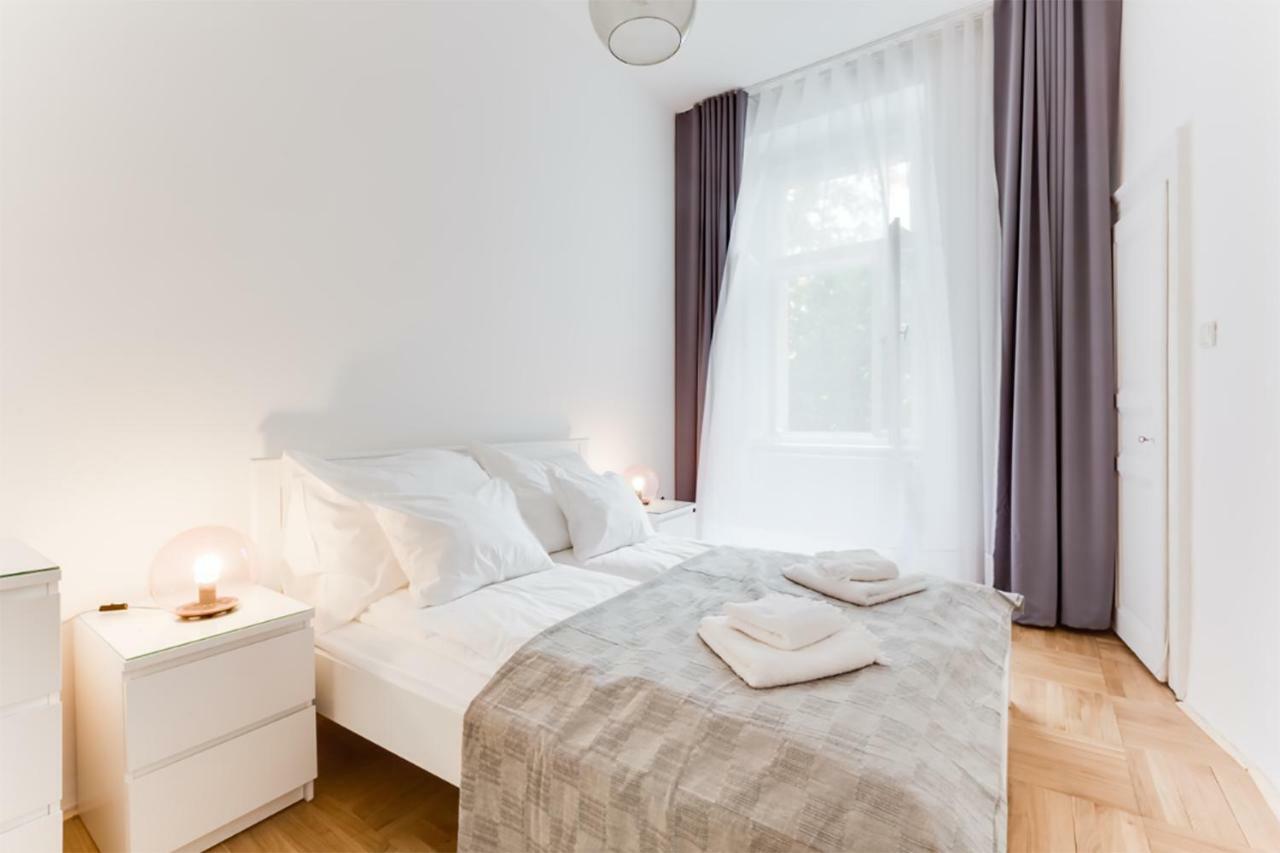 The Dancing House Residence, Two Bedroom Apartment With Balcony Near River! Praga Esterno foto