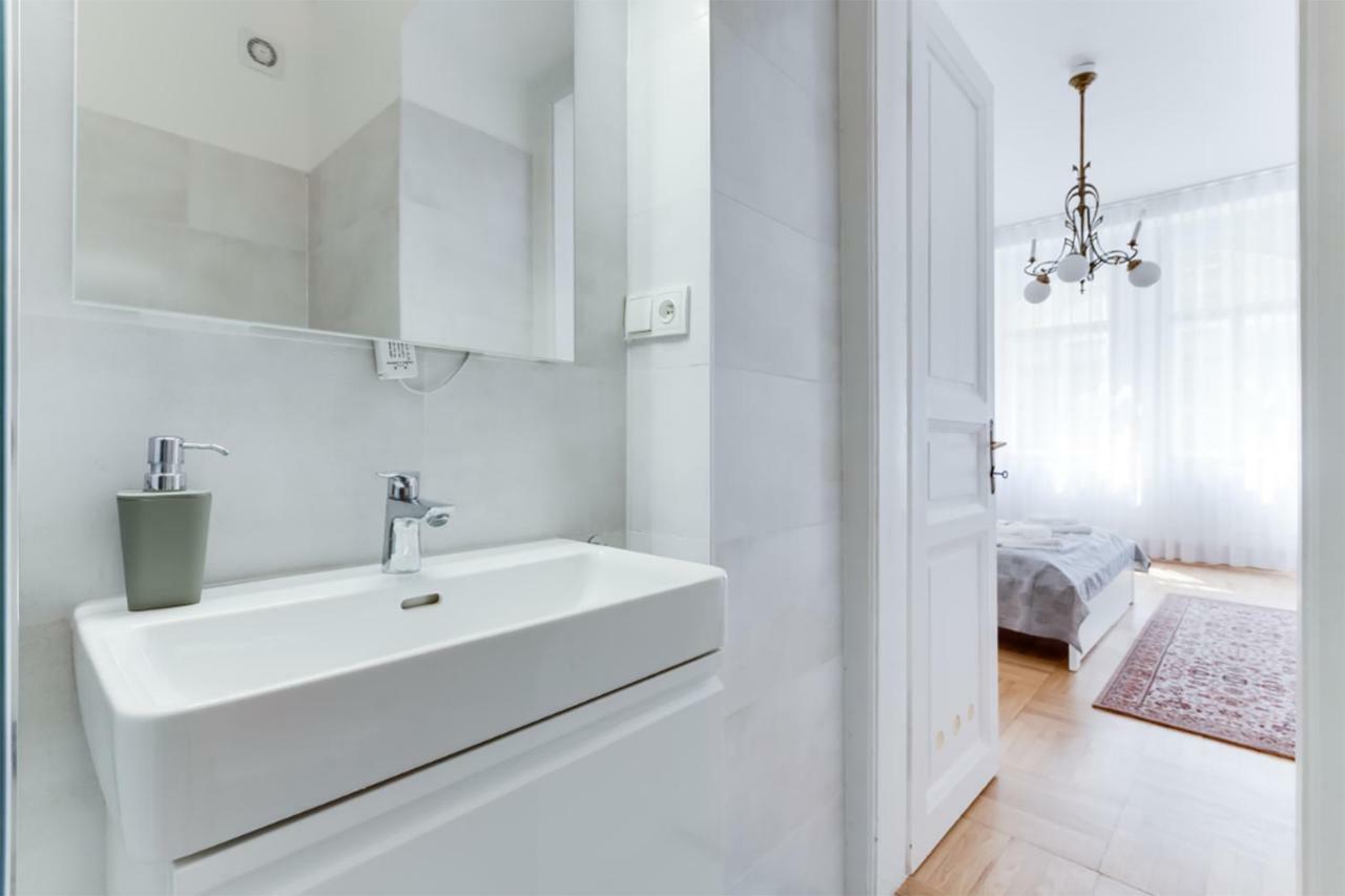 The Dancing House Residence, Two Bedroom Apartment With Balcony Near River! Praga Esterno foto