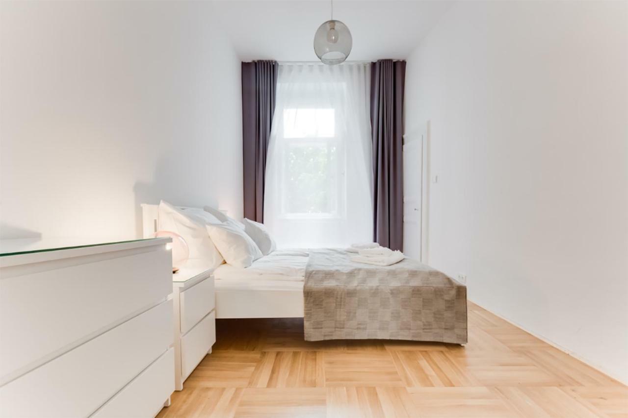 The Dancing House Residence, Two Bedroom Apartment With Balcony Near River! Praga Esterno foto